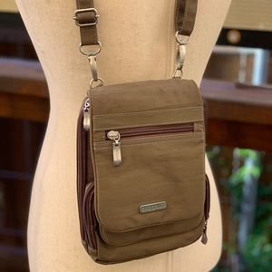 Baggallini 9”X6.5” Lots of pockets!